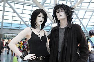 Cosplay de los personajes Muerte y Sueño de la obra The Sandman de Neil Gaiman.