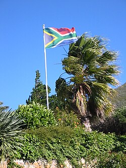 Bandera de Sudáfrica ondeando en Ciudad del Cabo