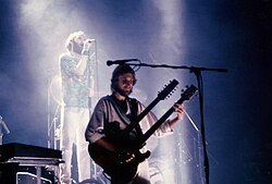 Phil Collins y Mike Rutherford en concierto