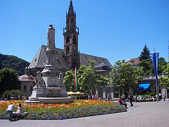 La catedral de Bolzano vista desde la plaza Walther