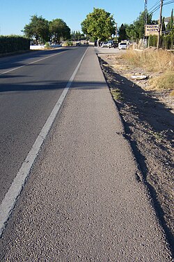 Arcén pavimentado situado en el lateral de una carretera convencional.