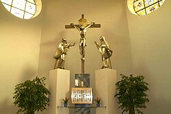 Crucifijo en la Basílica de Vézelay, símbolo tradicional cuya naturaleza devocional genera debates doctrinales.