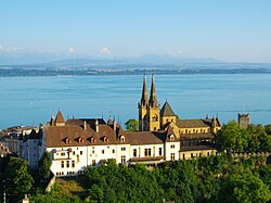 Vista panorámica del Castillo de Neuchâtel y la Iglesia Colegial con el lago al fondo