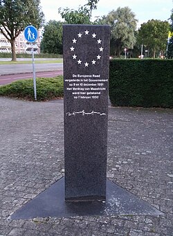 Monumento de piedra frente al edificio del gobierno de la provincia de Limburgo en Maastricht