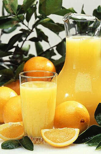 Naranjas frescas y maduras utilizadas para la extracción de zumo