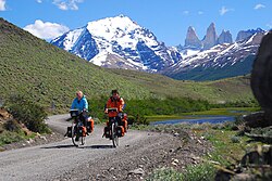 Cicloturismo en un paisaje natural