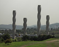 Monumento de Las Columnas de la UAB en el campus universitario