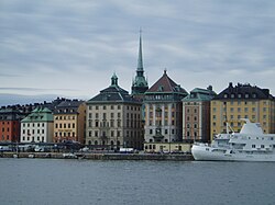 Vista de la ciudad vieja de Gamla Stan desde el mar