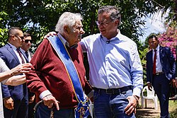 Ceremonia de condecoración a una destacada personalidad política
