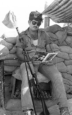 Un soldado leyendo una publicación durante un momento de descanso en Israel en 1969.