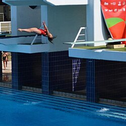 Clavado inverso en una piscina