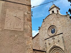 Reloj de Sol de la rectoría y fachada de la iglesia