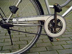 Cadena parcialmente encerrada en una bicicleta de ciudad europea