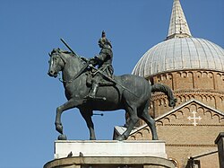 Monumento ecuestre de Gattamelata esculpido por Donatello
