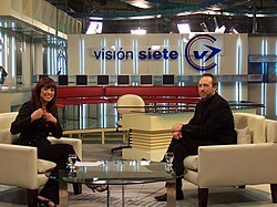 Rosario Lufrano entrevistando a Jimmy Wales en el estudio de Canal 7 Argentina