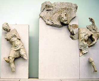 Representación de Nireo matando a la amazona Híera, en un relieve del Friso de Télefo