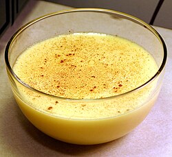Crema pastelera servida en un cuenco de cristal