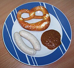 Plato típico de salchichas blancas con panecillo