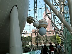 Estructura moderna del planetario asociado a las investigaciones del museo.