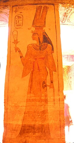 Nefertari tocando un sistro en el templo de Abu Simbel.