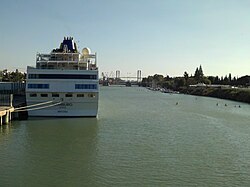 Crucero turístico atracado en la dársena del Guadalquivir en Sevilla