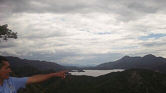 Vista panorámica de la represa del Quimbo