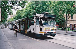 Tranvía circulando por una calle céntrica de Melbourne