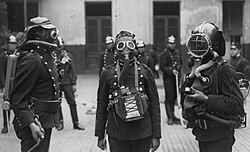 Bomberos en Buenos Aires con máscaras antigás en 1925