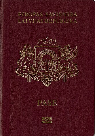 Portada de un pasaporte biométrico letón con chip electrónico