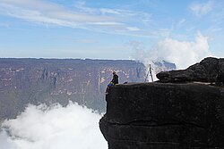 Deportista de aventura equipado al aire libre