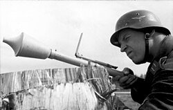 Soldado alemán con equipamiento militar