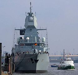 Fragata F 220 en puerto