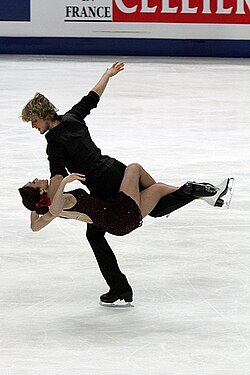 Meryl Davis y Charlie White realizando una elevación