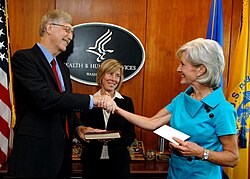 Francis Collins junto a Kathleen Sebelius durante su toma de posesión