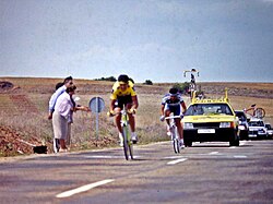 Pedro Delgado en una contrarreloj de la Vuelta a España de 1989 vistiendo el maillot amarillo