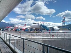 Aviones de Avianca y LATAM en la plataforma del aeropuerto