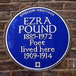 Placa conmemorativa en una fachada en Londres señalando el domicilio donde residió Ezra Pound.