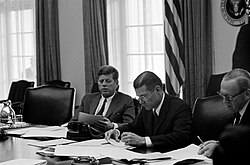 Reunión del EXCOMM con Kennedy y McNamara