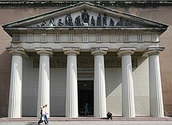 Portal principal del templo
