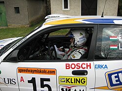 Piloto y copiloto dentro de su vehículo de competición.