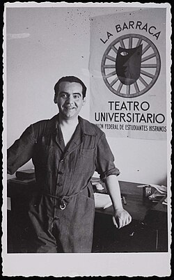 Federico García Lorca sosteniendo un cartel de La Barraca.