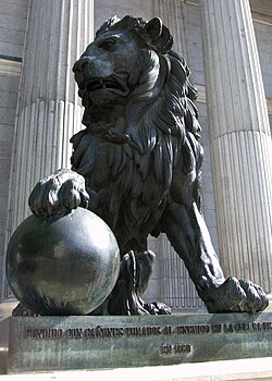 León de bronce de la entrada del Congreso