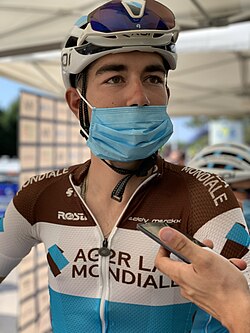 Retrato y datos del ciclista profesional francés Clément Champoussin.