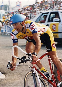 Fotografía histórica de un ciclista del equipo ZG Mobili