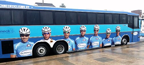 Bus utilizado por el equipo durante la Vuelta Ciclista del Uruguay de 2016