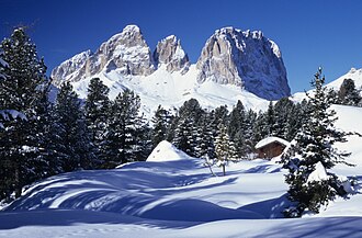 Paisaje montañoso de Sassolungo en Italia