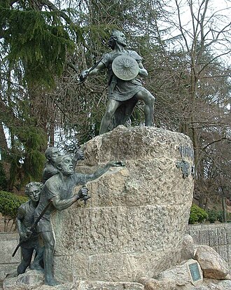 Estatua que representa a un guerrero lusitano y a Viriato en Viseu.
