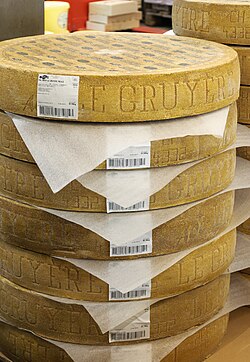 Ruedas de gruyer en un mercado mayorista