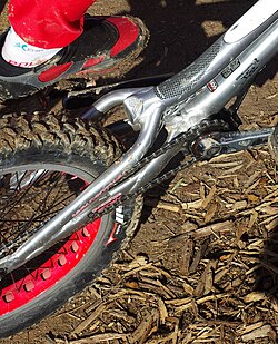 Primer plano de las bielas de una bicicleta de trial