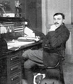 Lucien Petit-Breton posando en el interior de su establecimiento comercial en Périgueux en 1909